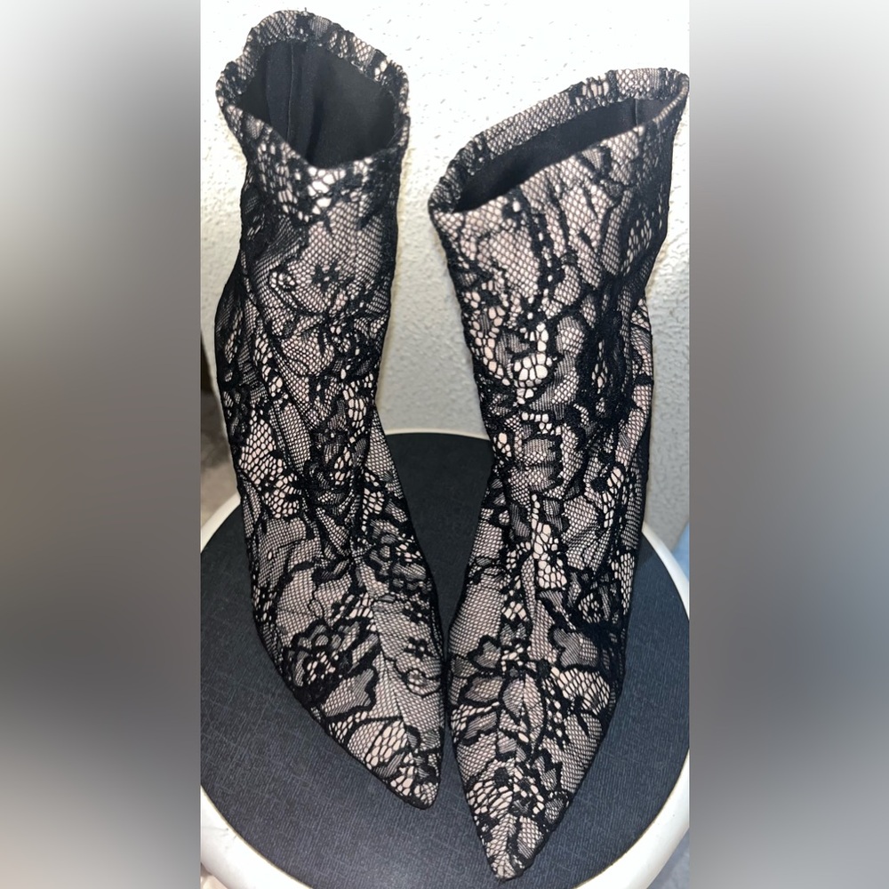 Women’s black and cream lace ankle boots by Jessica Simpson size 9